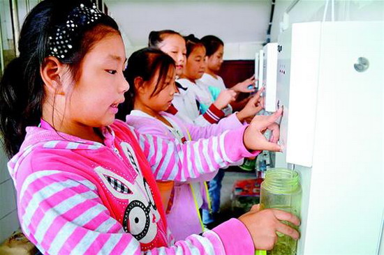 十堰市郧阳区柳陂镇中心小学学生在直饮水供水点打水
