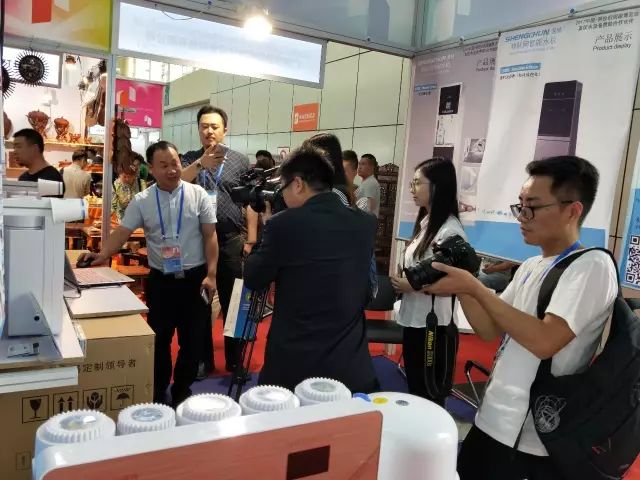 广州圣纯展品在中阿博览会上吸引很多阿拉伯客商驻足 广州圣纯展品在中阿博览会上吸引很多阿拉伯客商驻足
