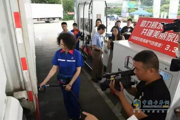 广东石油在韶关加油站投用首台车用尿素智能机获成功 广东石油在韶关加油站投用首台车用尿素智能机获成功