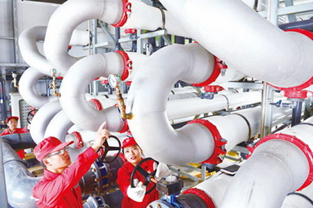 9月5日,污水站技术人员正在巡检微生物水处理系统水道滤膜运行情况 9月5日,污水站技术人员正在巡检微生物水处理系统水道滤膜运行情况