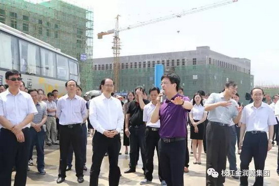 5月16日上午，枝江全市一季度项目拉练活动进入市金润源集团项目工地——枝江市电子信息产业园。市领导、各镇及市直单位负责人等近百人参加拉练活动。金润源集团公司党委书记、董事长黄良华汇报了电子信息产业园、三元锂电池正极材料、锂电池隔膜等项目的基本情况、项目优势及效益分析等情况。