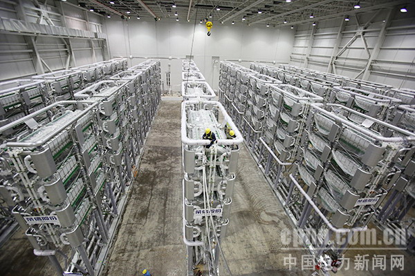 南方电网超高压输电公司鲁西换流站柔性直流阀厅设备安装 南方电网超高压输电公司鲁西换流站柔性直流阀厅设备安装