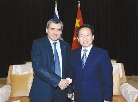 以色列环境保护部部长泽埃夫·艾尔金9月4日至11日对中国进行了访问。9月6日,艾尔金部长在北京与中国环境保护部部长李干杰(右)会见。他此行最后一项行程就是中以清洁技术商务论坛。艾尔金部长和江苏省人民政府副秘书长陆留生为论坛致开幕辞。 以色列环境保护部部长泽埃夫·艾尔金9月4日至11日对中国进行了访问。9月6日,艾尔金部长在北京与中国环境保护部部长李干杰(右)会见。他此行最后一项行程就是中以清洁技术商务论坛。艾尔金部长和江苏省人民政府副秘书长陆留生为论坛致开幕辞。
