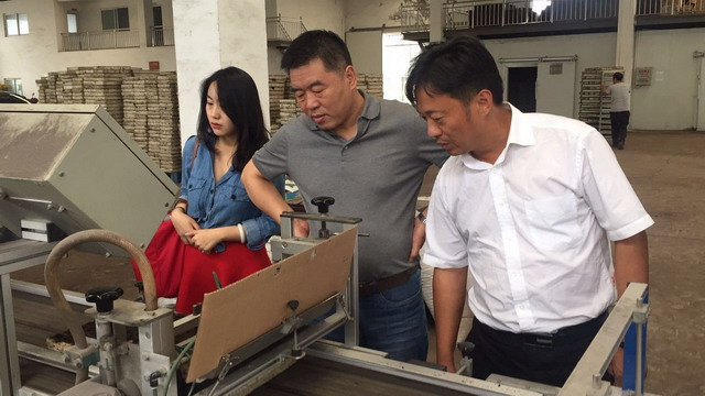 上海谷奇核孔膜科技股份有限公司董事长陈武应(中)实地考察了上海金山银龙蔬菜加工基地 上海谷奇核孔膜科技股份有限公司董事长陈武应(中)实地考察了上海金山银龙蔬菜加工基地