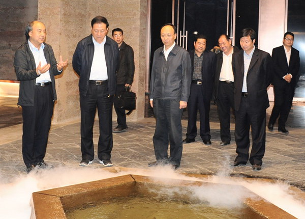 梁金辉向安徽省副省长梁卫国介绍无极泉水 梁金辉向安徽省副省长梁卫国介绍无极泉水