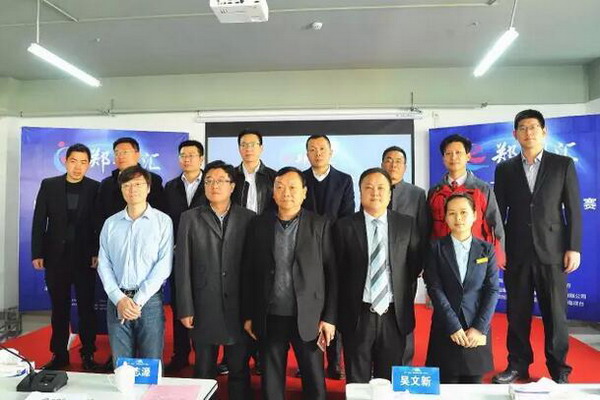 评审专家与3月月赛获奖项目合影 评审专家与3月月赛获奖项目合影