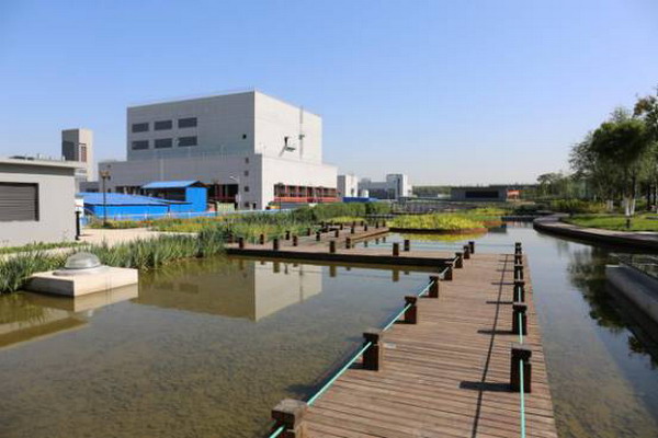 在被誉为中国北方地区第一座全地下式再生水厂稻香湖再生水厂内,戴彬彬就再生水厂建设和运行情况进行了调研。目前,这里的再生水是南沙河最主要的稳定水源。 在被誉为中国北方地区第一座全地下式再生水厂稻香湖再生水厂内,戴彬彬就再生水厂建设和运行情况进行了调研。目前,这里的再生水是南沙河最主要的稳定水源。