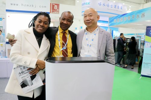 保加利亚等国外友人参观结束后与杭州铭族刘伟董事长合影留念 保加利亚等国外友人参观结束后与杭州铭族刘伟董事长合影留念