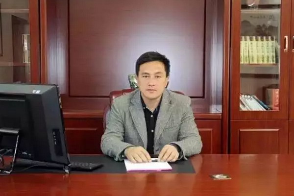 南阳市侨联副主席、市侨商会绿色环保委员会会长、南阳宣溢环保设备有限公司总经理胡文宣 南阳市侨联副主席、市侨商会绿色环保委员会会长、南阳宣溢环保设备有限公司总经理胡文宣