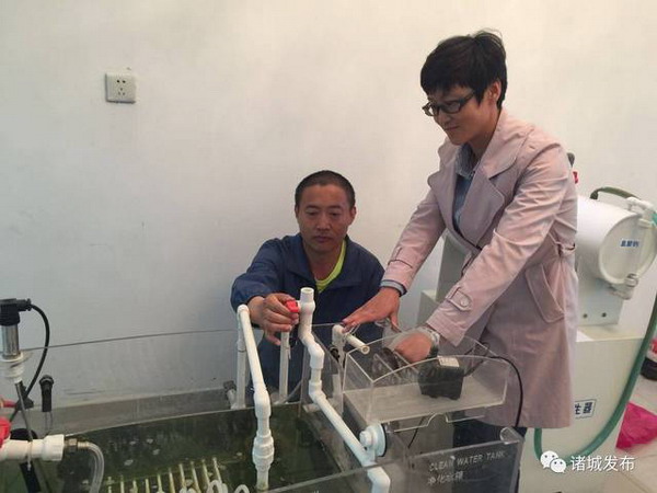 项目负责人孙荣博士现场介绍“新型石墨烯臭氧催化剂暨生物膜-平板膜生物反应器污水处理装置” 项目负责人孙荣博士现场介绍“新型石墨烯臭氧催化剂暨生物膜-平板膜生物反应器污水处理装置”