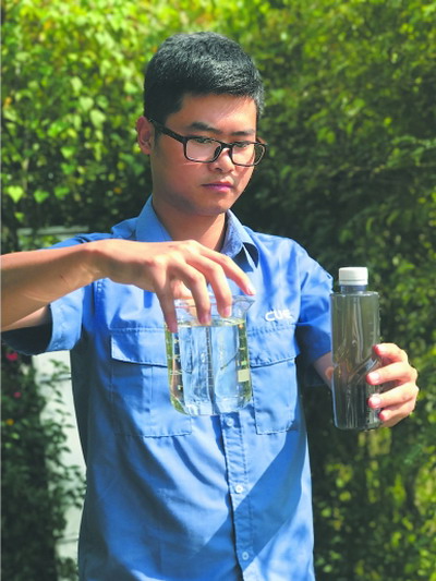 杏林湾滨水西岸污水处理站工作人员在展示进水口和出水口（左边）的水样。浑浊、气味浓重的生活污水，从进水口输送到杏林湾滨水西岸污水处理站后，在这里经过预处理、膜生物反应器、紫外线消毒等流程，经检测COD（化学需氧量）、氨氮、总磷、总氮等含量达标后，成为再生水，作为冲洗道路、绿化浇灌之用；尾水达到国家一级A排放标准，从出水口流进杏林湾。 “我们设计、建造污水处理站的出发点，就是让非专业的人也喜欢，符合人们对美好环境的追求。”中联环副总经理程斌介绍说，所有的技术研发、模式设计都从这个理念出发，并且十多年来不断探索——为了无异味、无噪声、少占地，处理站的主要膜池、生物池都埋在地下，地上建筑仅作为工作人员办公、检验水质和污泥干燥等用途；用最高甚至超前的标准要求自己，早在几年前，处理后的再生水水质就达到现在的国家一级A类标准；在实践中加强项目的工程化、模块化，让项目更容易应用，更容易因地制宜。