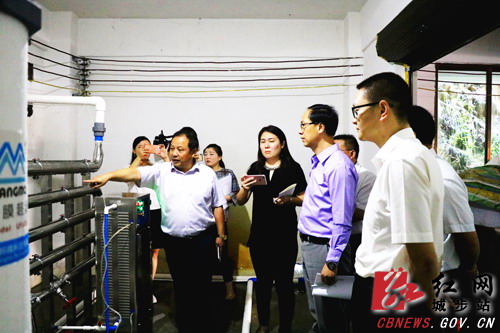 中粮可口可乐华中饮料有限公司考察团一行在湘南山矿泉水厂参观水源情况