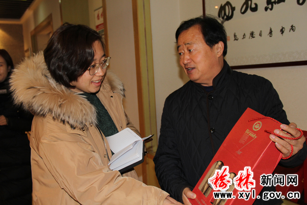 府谷县聚金邦农产品开发有限公司董事长刘子贤在介绍产品 府谷县聚金邦农产品开发有限公司董事长刘子贤在介绍产品