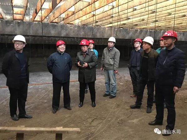 唐山市自来水公司经理唐雨青等班子成员听取了施工方案、监理方案汇报,总工程师李耀生代表公司现场宣读了监理授权书。 唐山市自来水公司经理唐雨青等班子成员听取了施工方案、监理方案汇报,总工程师李耀生代表公司现场宣读了监理授权书。