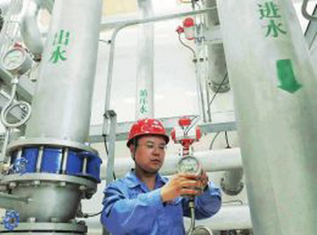 太钢能源动力总厂职工正在检查装膜法水处理组件(《山西经济日报》记者 张轩瑜 摄) 太钢能源动力总厂职工正在检查装膜法水处理组件(《山西经济日报》记者 张轩瑜 摄)
