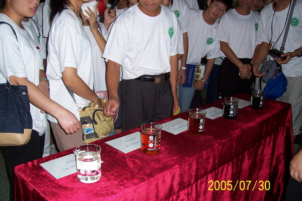 2005年7月30日,“2005年广州、龙岩、澳门中学生环境科学夏令营”参观当时国内最先进的兴丰垃圾填埋场,深度处理后的垃圾渗滤液清澈透明。 2005年7月30日,“2005年广州、龙岩、澳门中学生环境科学夏令营”参观当时国内最先进的兴丰垃圾填埋场,深度处理后的垃圾渗滤液清澈透明。