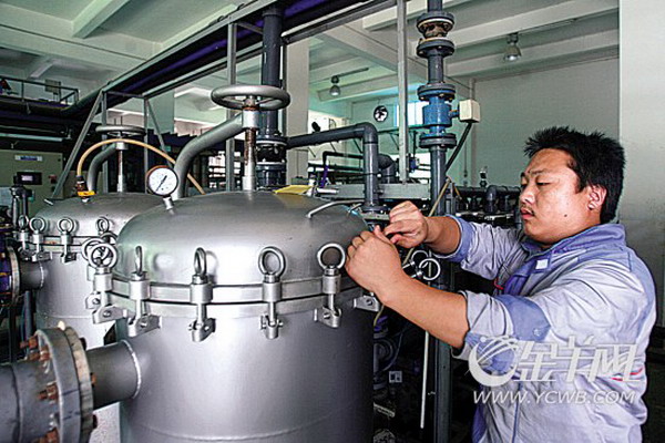 在兴丰垃圾填埋场污水处理车间,工人在检查设备。 在兴丰垃圾填埋场污水处理车间,工人在检查设备。