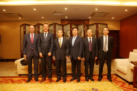 左起:德国驻成都总领事施恪博士(Dr. Klaus Otto Schmidt)、费森尤斯医疗亚太区首席执行官哈利·德威特(Harry de Wit)、云南省副省长陈舜、费森尤斯医疗中国区总裁陈玉刚、云南省招商合作局局长杜勇、国家商务部投资促进事务局副局长张玉中 左起:德国驻成都总领事施恪博士(Dr. Klaus Otto Schmidt)、费森尤斯医疗亚太区首席执行官哈利·德威特(Harry de Wit)、云南省副省长陈舜、费森尤斯医疗中国区总裁陈玉刚、云南省招商合作局局长杜勇、国家商务部投资促进事务局副局长张玉中