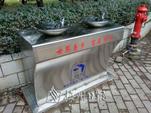 广东梅州蕉岭县小城街头出现直饮水机极大方便了行人 广东梅州蕉岭县小城街头出现直饮水机极大方便了行人