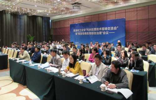 2015年4月15日,炼油化工企业污水处理技术暨挥发性有机物综治理交流研讨会在西安召开,长庆石化公司代表汇报了“炼油污水MBR膜的污染控制”和“COBR技术处理RO浓水实现达标排放”。会议期间,全体参会人员到长庆石化公司污水处理现场进行学习参观,主要参观了碱渣预处理设施、污水生化MBR装置、COBR处理RO浓水的装置、循环水排污水处理回用装置、VOCS泄漏检测现场等。 2015年4月15日,炼油化工企业污水处理技术暨挥发性有机物综治理交流研讨会在西安召开,长庆石化公司代表汇报了“炼油污水MBR膜的污染控制”和“COBR技术处理RO浓水实现达标排放”。会议期间,全体参会人员到长庆石化公司污水处理现场进行学习参观,主要参观了碱渣预处理设施、污水生化MBR装置、COBR处理RO浓水的装置、循环水排污水处理回用装置、VOCS泄漏检测现场等。