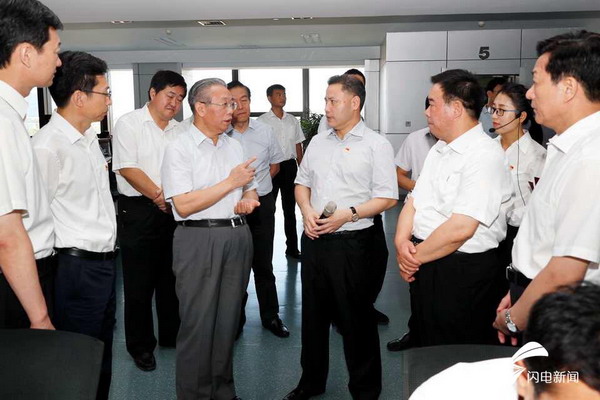 8月15日，山东省委书记刘家义在省市有关领导和部门负责人陪同下，来晨鸣集团调研指导工作。晨鸣集团董事长陈洪国陪同调研。在环保展区，刘家义书记详细了解了晨鸣集团的绿色发展理念和做法。陈洪国董事长介绍说，历年来晨鸣集团高度重视环保工作，先后投资30多亿元用于环保工程，在行业内率先投用中水回用工程，回用率达到40%以上，吨纸耗水量降至3.5吨以下，处于行业领先水平。目前，公司正在进行深入的升级改造，投用后中水回用率达到70%以上，同时积极采用废水零排放技术，达到世界领先水平。刘家义书记对晨鸣牢固树立绿色发展理念，不断加大环保投入、实现排放指标高于国家标准的做法给予充分认可。