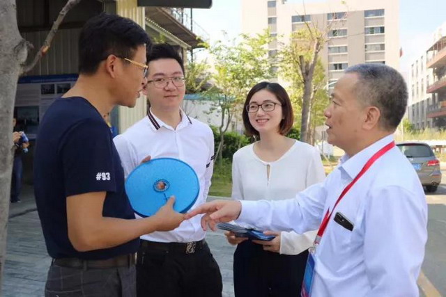 德森环保总经理孙森林、总工程师肖劲忠和广东省环保产业协会会长区岳州亲切交流 德森环保总经理孙森林、总工程师肖劲忠和广东省环保产业协会会长区岳州亲切交流