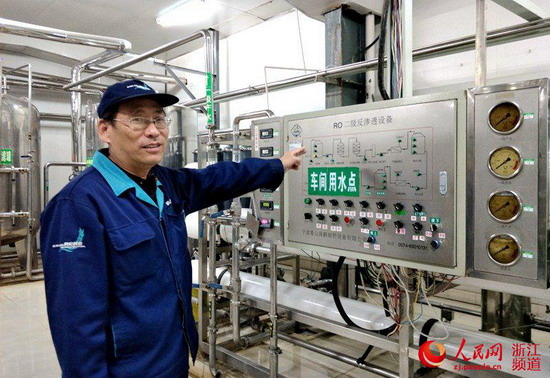 洪建伟师傅带着记者参观了水处理车间二级反渗透设备 洪建伟师傅带着记者参观了水处理车间二级反渗透设备