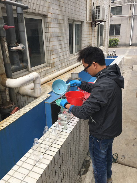联合执法组对企业的综合废水站进行检查,采取水样分析。(江门市环保局供图) 联合执法组对企业的综合废水站进行检查,采取水样分析。(江门市环保局供图)