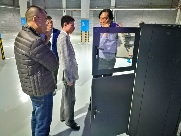 11月1日,江苏子雨集团董事长孟雷、副董事长徐衍龙等一行抵达山东淄博,考察集团旗下山东序元环保科技有限公司——一家专门从事研究开发与生产均相电驱膜材料与水处理技术设备的高新科技型企业。以德国专家领衔的研发团队为核心,其创立了多项具有自主知识产权的水处理膜及膜堆应用技术。同时在新世纪工业园区设有水处理膜及工程技术研发中心,年产50万平米的高性能水处理均相膜生产基地及电渗析、扩散渗析膜堆成套装备生产基地。产品将广泛应用于海水及苦咸水淡化、超纯水制备、医药化工领域产品脱盐、工矿行业及电厂脱硫等废水处理及资源化利用。该环保项目总投资高达2.27亿元,年度计划投资1.5亿元,用以建设8000平方米的膜技术研发生产中心及配套设备等。图为孟雷董事长一行在序元环保董事长田锦的陪同下参观生产厂区。 11月1日,江苏子雨集团董事长孟雷、副董事长徐衍龙等一行抵达山东淄博,考察集团旗下山东序元环保科技有限公司——一家专门从事研究开发与生产均相电驱膜材料与水处理技术设备的高新科技型企业。以德国专家领衔的研发团队为核心,其创立了多项具有自主知识产权的水处理膜及膜堆应用技术。同时在新世纪工业园区设有水处理膜及工程技术研发中心,年产50万平米的高性能水处理均相膜生产基地及电渗析、扩散渗析膜堆成套装备生产基地。产品将广泛应用于海水及苦咸水淡化、超纯水制备、医药化工领域产品脱盐、工矿行业及电厂脱硫等废水处理及资源化利用。该环保项目总投资高达2.27亿元,年度计划投资1.5亿元,用以建设8000平方米的膜技术研发生产中心及配套设备等。图为孟雷董事长一行在序元环保董事长田锦的陪同下参观生产厂区。