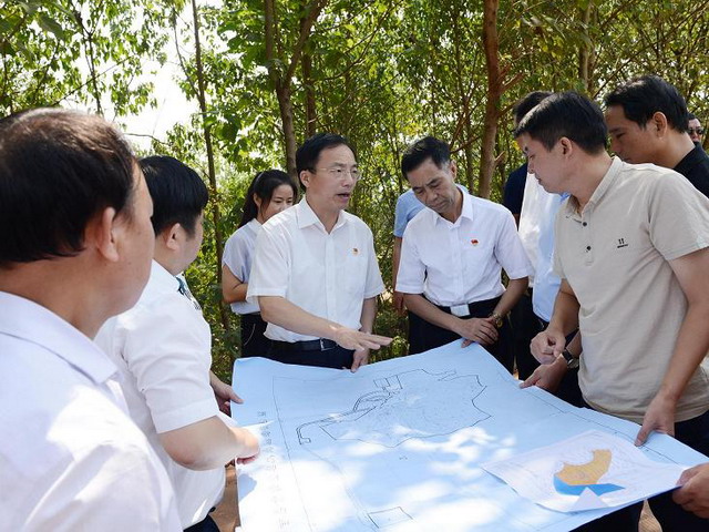 9月17日,市委书记胡世忠就樟山垃圾处理场扩容运行开展深入调研。当走进填埋区和渗滤液处理站,实地察看渗滤液经过处理,变得像矿泉水一样干净时,他表示了肯定。(张建明摄) 9月17日,市委书记胡世忠就樟山垃圾处理场扩容运行开展深入调研。当走进填埋区和渗滤液处理站,实地察看渗滤液经过处理,变得像矿泉水一样干净时,他表示了肯定。(张建明摄)
