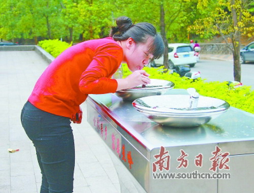 蕉岭在县城设置了20个爱心公共饮水点,24小时全天候免费为群众提供直饮水。(林剑湧 摄) 蕉岭在县城设置了20个爱心公共饮水点,24小时全天候免费为群众提供直饮水。(林剑湧 摄)