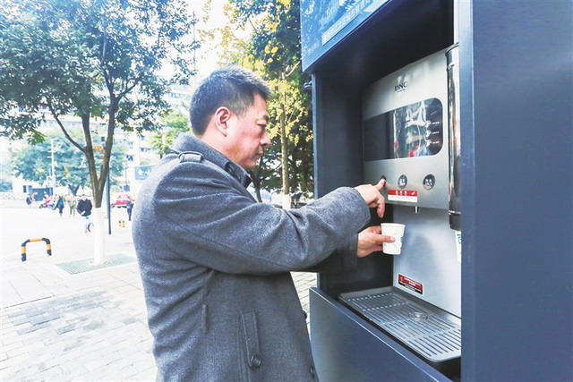 重庆市民在我区首个“第三代”直饮水系统上接热水 重庆市民在我区首个“第三代”直饮水系统上接热水