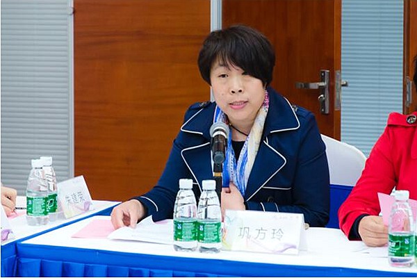“在中科院,我的主攻方向是尺寸均一可控的乳液、高分子微球微囊的制备与应用,以及膜乳化技术的放大规律、拓展及配套设备等。搞科研的同时,我也在不断寻找合适的地方尽早将科研成果产业化。”中科鼎辉生物技术(苏州)有限公司总经理巩方玲被评为“2016年阳澄湖科技领军人才”。依托国际领先的膜乳化技术制备平台,公司将推出应用于高端化妆品领域的均一功能性乳液产品、均一多糖微球、抗菌高端涂料产品等,并拓宽与苏州当地企业技术合作和产品开发的渠道,在3~5年内进入大规模合作开发阶段。 “在中科院,我的主攻方向是尺寸均一可控的乳液、高分子微球微囊的制备与应用,以及膜乳化技术的放大规律、拓展及配套设备等。搞科研的同时,我也在不断寻找合适的地方尽早将科研成果产业化。”中科鼎辉生物技术(苏州)有限公司总经理巩方玲被评为“2016年阳澄湖科技领军人才”。依托国际领先的膜乳化技术制备平台,公司将推出应用于高端化妆品领域的均一功能性乳液产品、均一多糖微球、抗菌高端涂料产品等,并拓宽与苏州当地企业技术合作和产品开发的渠道,在3~5年内进入大规模合作开发阶段。