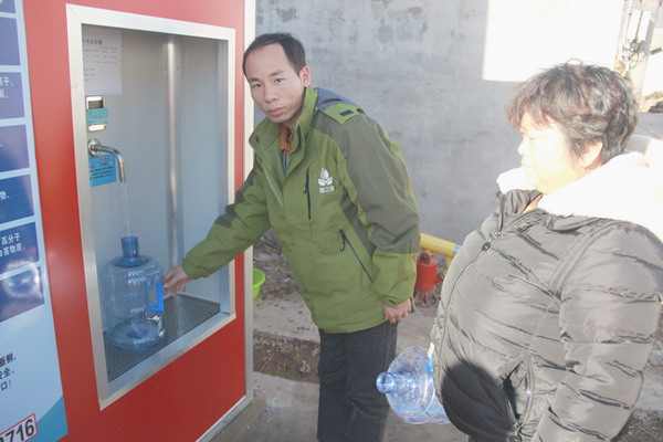 三达水(北京)科技有限公司项目总监姜艺林指导村主任如何接水 三达水(北京)科技有限公司项目总监姜艺林指导村主任如何接水