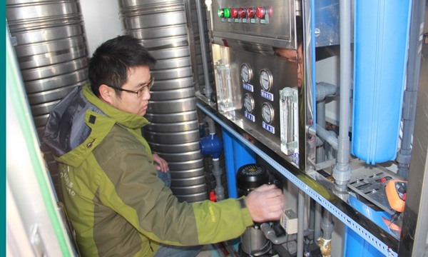 专业的工程师正在为惠民水站的净水设备做最后的调试准备为水站制水 专业的工程师正在为惠民水站的净水设备做最后的调试准备为水站制水