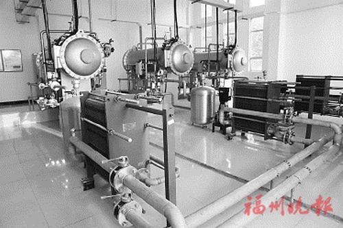 福州市自来水公司东南区水厂深度处理工艺设备(资料图)。该水厂工艺改造项目未来将具有优于行业的“预臭氧+混凝+澄清+过滤+消毒+深度处理”的制水工艺,建成首个占地集约、有深度处理及先进净水工艺、出厂水优于国家饮用水标准的示范性水厂。工艺改造采用分期施工,计划两年完成,在此期间将通过其它水厂的联调,确保供水能力维持在7.5万吨/天,保障市区正常供水。 福州市自来水公司东南区水厂深度处理工艺设备(资料图)。该水厂工艺改造项目未来将具有优于行业的“预臭氧+混凝+澄清+过滤+消毒+深度处理”的制水工艺,建成首个占地集约、有深度处理及先进净水工艺、出厂水优于国家饮用水标准的示范性水厂。工艺改造采用分期施工,计划两年完成,在此期间将通过其它水厂的联调,确保供水能力维持在7.5万吨/天,保障市区正常供水。