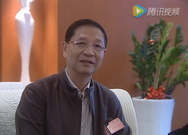 江苏东渡纺织集团董事长徐卫民告诉记者:“说实话,开始让我搞中水回用,我也很抵触,这不要增加成本嘛,而且我搞人家不搞,也不公平啊。没想到,做了以后,反而合算了。”2010年5月,“阿迪达斯”聘请的第三方前来验厂,徐卫民直接舀起池中深度处理后的中水就喝,对方立刻口服心服。同时,中水回用还为企业直接节省了真金白银。由于每天有大约2000吨的中水回用,既节省水费,还减少了排污费。 江苏东渡纺织集团董事长徐卫民告诉记者:“说实话,开始让我搞中水回用,我也很抵触,这不要增加成本嘛,而且我搞人家不搞,也不公平啊。没想到,做了以后,反而合算了。”2010年5月,“阿迪达斯”聘请的第三方前来验厂,徐卫民直接舀起池中深度处理后的中水就喝,对方立刻口服心服。同时,中水回用还为企业直接节省了真金白银。由于每天有大约2000吨的中水回用,既节省水费,还减少了排污费。