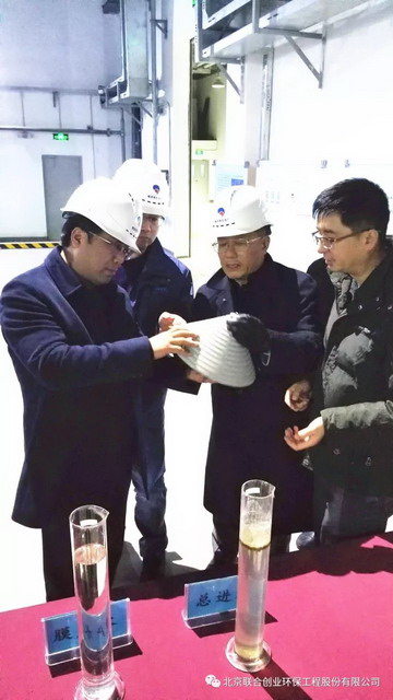 董事长徐冬利与盐城市领导沟通、讲解处理工艺
