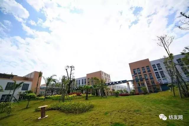 福建省宏港纺织科技有限公司不仅投入巨资打造花园式的厂房,还采取现代化高标准RO膜污水处理应用,实现废水循环回用率达到60%,并于2015年获得瑞典斯德哥尔摩国际水平衡组织评选的中国纺织行业可持续用水“最佳节水奖”。 福建省宏港纺织科技有限公司不仅投入巨资打造花园式的厂房,还采取现代化高标准RO膜污水处理应用,实现废水循环回用率达到60%,并于2015年获得瑞典斯德哥尔摩国际水平衡组织评选的中国纺织行业可持续用水“最佳节水奖”。