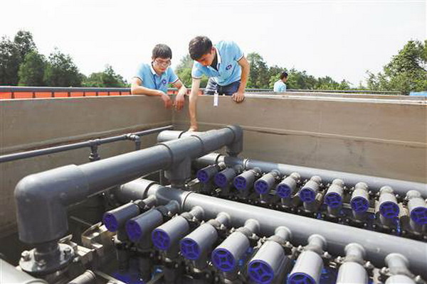 2015年6月29日,由重庆市科学技术研究院和重庆市重科立升净水科技有限公司合作开发、适用于山地农村的“超滤膜一体化净水技术示范工程”,在綦江区郭扶镇龙泉水厂正式启用供水。图为工作人员正在调试供水设备。 2015年6月29日,由重庆市科学技术研究院和重庆市重科立升净水科技有限公司合作开发、适用于山地农村的“超滤膜一体化净水技术示范工程”,在綦江区郭扶镇龙泉水厂正式启用供水。图为工作人员正在调试供水设备。