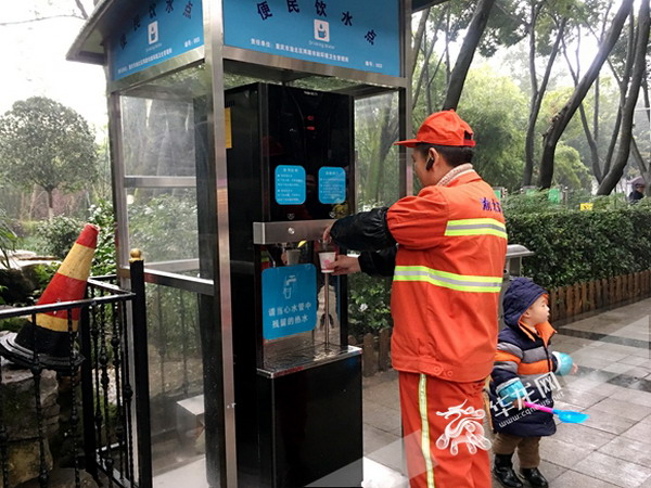 现在曾师傅工作累了就到直饮水点接水喝 现在曾师傅工作累了就到直饮水点接水喝