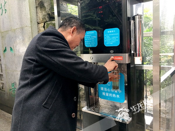 不少市民自己带着杯子来接水 不少市民自己带着杯子来接水