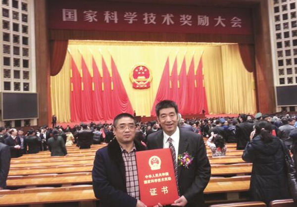 2014年1月10日举行的2013年度国家科学技术奖励大会上,江苏鑫缘茧丝绸集团股份有限公司主持并与苏州大学等联合完成的“丝胶回收与综合利用关键技术及产业化”项目获得国家科技进步奖二等奖。图为储呈平(左)出席2013年度国家科技技术奖励大会领奖。 2014年1月10日举行的2013年度国家科学技术奖励大会上,江苏鑫缘茧丝绸集团股份有限公司主持并与苏州大学等联合完成的“丝胶回收与综合利用关键技术及产业化”项目获得国家科技进步奖二等奖。图为储呈平(左)出席2013年度国家科技技术奖励大会领奖。