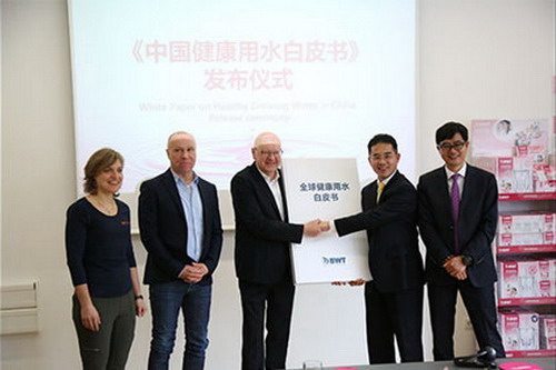《全球健康用水白皮书》在全球健康饮水趋势论坛发布 《全球健康用水白皮书》在全球健康饮水趋势论坛发布