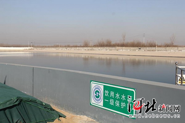 在廊坊市地表水厂,源源不断的长江水经过层层过滤供百姓饮用,大大缓解了廊坊水资源短缺的问题。 在廊坊市地表水厂,源源不断的长江水经过层层过滤供百姓饮用,大大缓解了廊坊水资源短缺的问题。