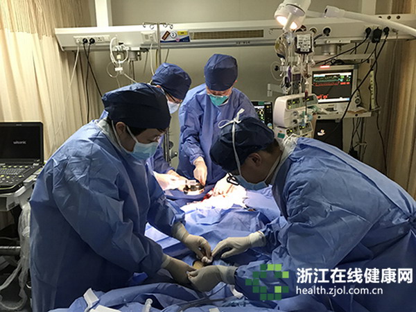危重病人接踵而至省人民医院“救命神器”与死神搏奕 危重病人接踵而至省人民医院“救命神器”与死神搏奕
