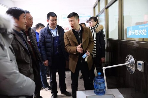 四季沐歌工作人员向当地居民介绍“母亲水窖·亲亲水站” 四季沐歌工作人员向当地居民介绍“母亲水窖·亲亲水站”