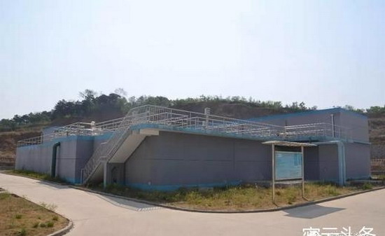 密云区巨各庄镇蔡家洼污水处理厂总投资3315.74万元,由北京碧水源科技股份有限公司投资建设,占地面积5200平方米,由预处理池、生化组合池、设备间、管理用房、仓库及污泥脱水机房构成,日处理规模3500吨,出水达到地表水四类标准,满足《北京市城镇污水处理厂污染物排放标准》及新建城镇污水处理厂基本控制项目排放限值A类标准。 密云区巨各庄镇蔡家洼污水处理厂总投资3315.74万元,由北京碧水源科技股份有限公司投资建设,占地面积5200平方米,由预处理池、生化组合池、设备间、管理用房、仓库及污泥脱水机房构成,日处理规模3500吨,出水达到地表水四类标准,满足《北京市城镇污水处理厂污染物排放标准》及新建城镇污水处理厂基本控制项目排放限值A类标准。