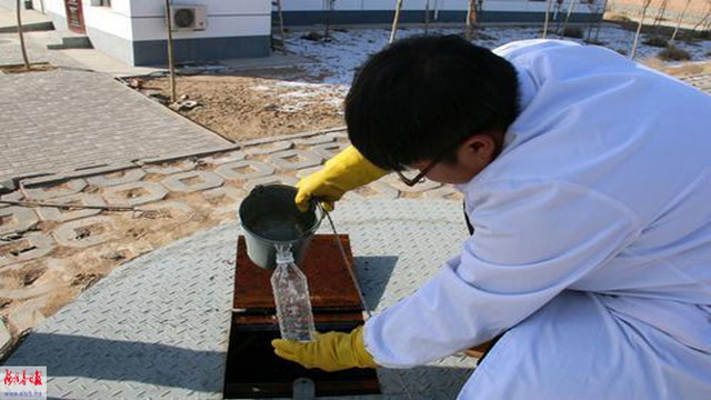 工作人员从清水池内提上来的中水,在经过层层处理后已变得清澈透明。 工作人员从清水池内提上来的中水,在经过层层处理后已变得清澈透明。