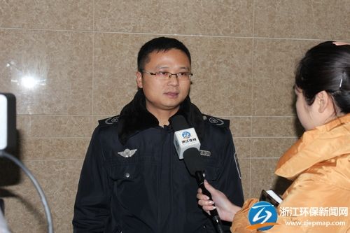 长兴县环保局污染防治科科长俞文杰介绍,近几年,入园的企业分别在生产装备、治污设施、危废处理、科研创新、生产管理等方面实现升级。2015年起,全县重金属污染防治的重点是在废水处理工艺进一步提升,争取18家铅蓄电池企业当年就建成超滤反渗透中水回用系统。 长兴县环保局污染防治科科长俞文杰介绍,近几年,入园的企业分别在生产装备、治污设施、危废处理、科研创新、生产管理等方面实现升级。2015年起,全县重金属污染防治的重点是在废水处理工艺进一步提升,争取18家铅蓄电池企业当年就建成超滤反渗透中水回用系统。